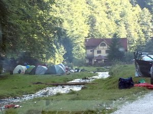 Cu cortul şi... gunoaiele în natură – Ziarul Argeşul - ediţia online