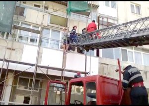 Căzut de la etaj, a scăpat teafăr