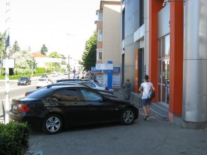 Pietonii circulă aproape lipiţi de perete în faţa ING Bank