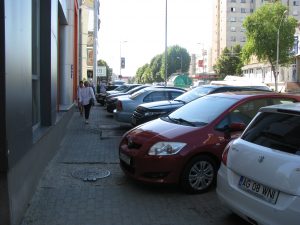 Prin acest spaţiu îngust sunt nevoiţi să meargă pietonii