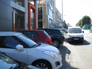 Se parchează şi pe banda întâi în faţa ING