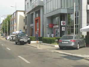 La Piteşti, fiecare parchează unde vrea şi cum vrea