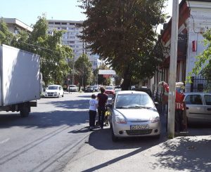 Pe axul central al Piteştiului - Trebuie să fii nebun să mergi pe trotuare!