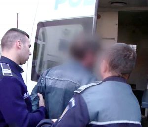 Reţinut pentru că a bătut o copilă