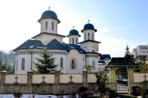 De trei ori mai multe biserici decât şcoli în Argeş