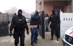 Răfuiala clanurilor din Bascov s-a lăsat cu 21 de reţinuţi