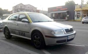 Elevă călcată pe picior de un taxi