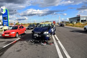 Trei răniţi într-un accident la Bradu