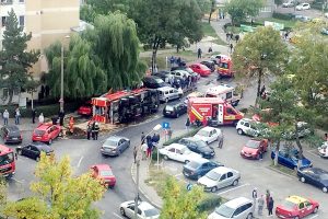 O maşină a pompierilor s-a răsturnat peste trei autoturisme