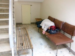 Pacienţii aşteaptă cu orele în ambulatoriul de la 