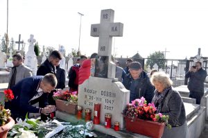 Flori şi lumânări la mormântul lui Nicolae Dobrin – Ziarul Argeşul - ediţia online