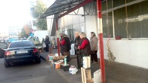 Câţiva precupeţi îşi vând marfa în uşa pieţei – Ziarul Argeşul - ediţia online