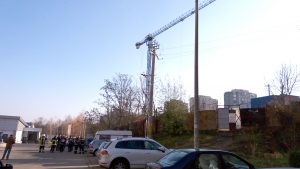 O macara în pericol de prăbuşire la 