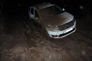 Turişti blocaţi pe un drum forestier