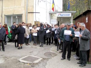 Angajaţii APIA au protestat împotriva legii salarizării