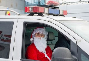 Moş Crăciun, adus cu... duba poliţiei