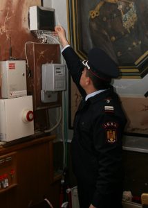 Pompier în control la un club