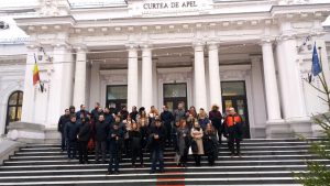 Zeci de magistraţi argeşeni au protestat în faţa Curţii de Apel
