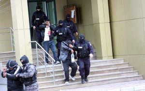 Suspecţi de furt luaţi pe sus de mascaţi