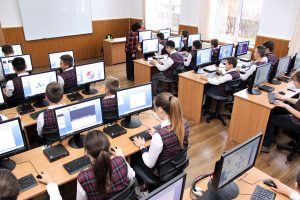 Laboratoare de informatică moderne pentru 500 de elevi