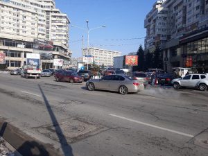 În timp ce Poliţia Locală doarme... - Haos rutier în centrul Piteştiului