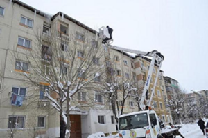 Ţurţuri daţi jos de echipe ale S.Ed.C. Mioveni – Ziarul Argeşul - ediţia online