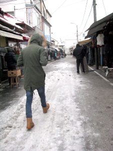 Drumul către piaţă, degajat de zăpadă în... dorul lelii