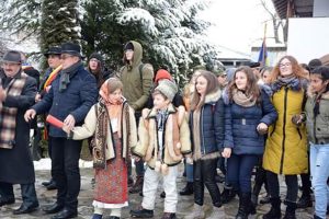 Hai să dăm mână cu mână... – Ziarul Argeşul - ediţia online