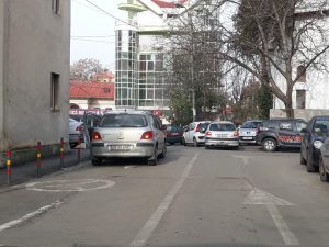 În viziunea unor şoferi, parcatul interzis este opţional!