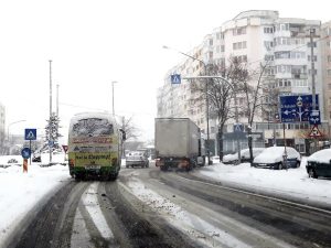 Mijloc de  transport în comun necurăţat de zăpadă