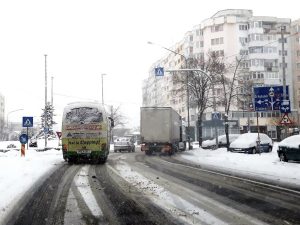 Mijloc de transport în comun necurăţat de zăpadă