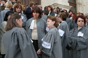 Grefierii din Câmpulung Muscel, în grevă japoneză