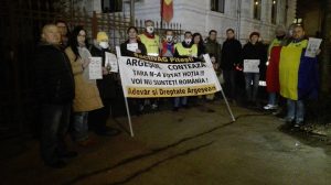 ULTIMA ORĂ – Protest nocturn la sediul PSD Argeş