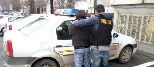 Vâlcean reţinut de procurori argeşeni