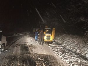 În zona barajului de la Sătic, drumul era acoperit de un strat gros de gheaţă