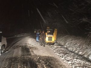 Turişti blocaţi la barajul de la Sătic, lângă Rucăr