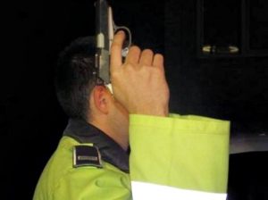 Poliţişti ameninţaţi cu cuţitul, la Budeasa. Unul din agenţi a scos pistolul