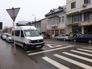 Unii şoferi de maxi-taxi pun în pericol vieţile pietonilor