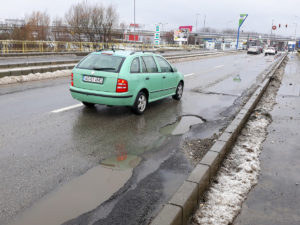 Bătaie de joc! Podul peste Râul Doamnei arată ca după bombardament