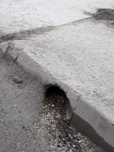 Gaura din bordură pe unde se deversează non-stop – Ziarul Argeşul - ediţia online