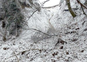 Terenul a luat-o la vale în spatele caselor – Ziarul Argeşul - ediţia online