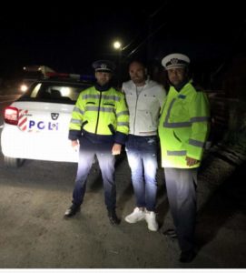 Gest de omenie a doi agenţi de la Poliţia Rutieră: l-au ajutat pe un şofer să-şi repare maşina.