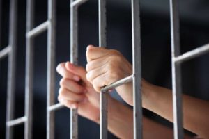 La ce lucrează aleşii noştri: condamnaţii la pedepse de până la 5 ani de închisoare vor face puşcărie acasă