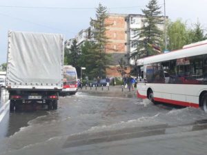 Câteva reprize de ploaie au transformat Piteştiul într-o mică Veneţie