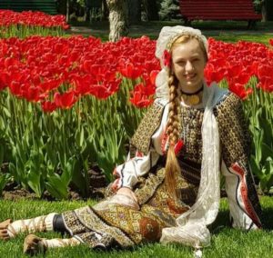 Ilona Amieroaie, o fetiţă din Bucureşti, cu rădăcini argeşene, stea în devenire a muzicii populare