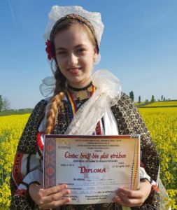 Ilona şi unul dintre multele ei premii I