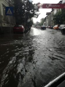 Centrul Piteştiului, cinci ore fără electricitate, din cauza ploilor abundente
