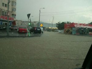 Din cauza ploilor s-a oprit curentul