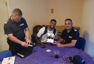 Sportivul, alături de jandarmii care i-au găsit tableta – Ziarul Argeşul - ediţia online Sportivul, alături de jandarmii care i-au găsit tableta