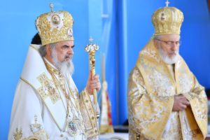 Arhiereul nostru, în timpul slujbei – Ziarul Argeşul - ediţia online